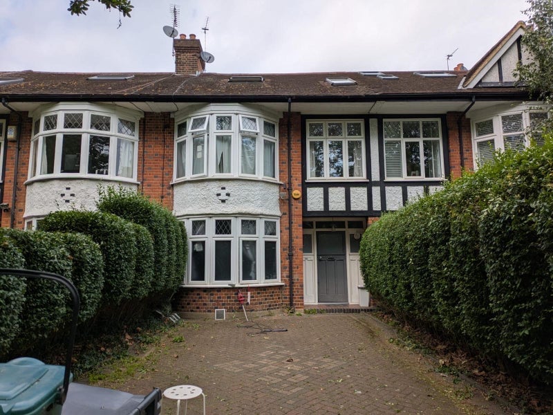 Room Priory Road in Greater London