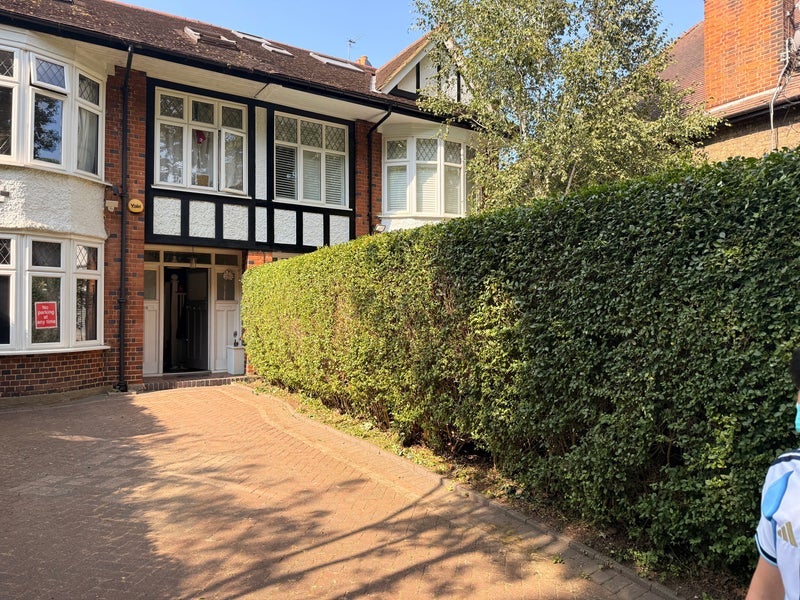 Room Priory Road in Greater London