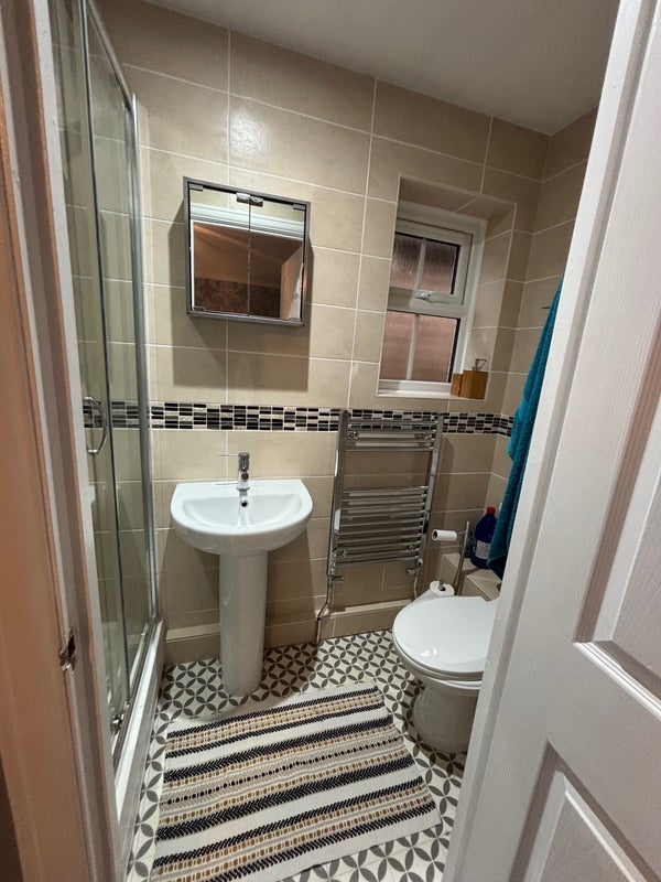 Room Tinsley Lane in Crawley