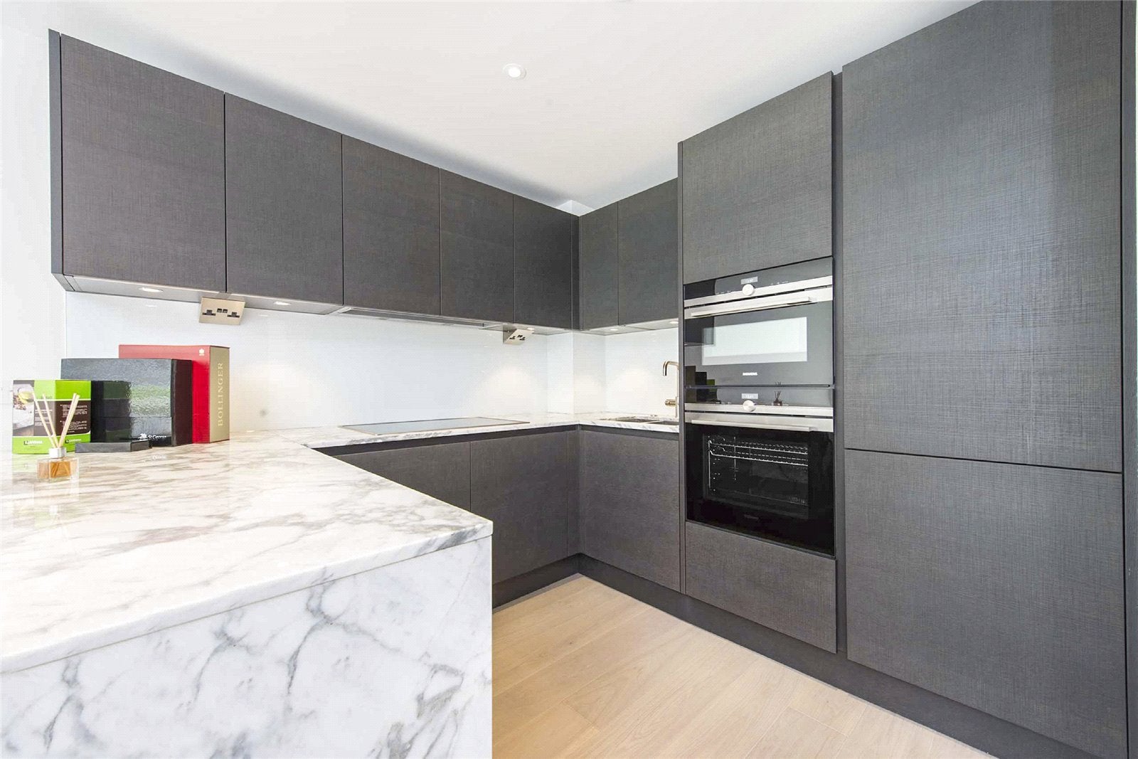 Flat Thurstan Street in Greater London