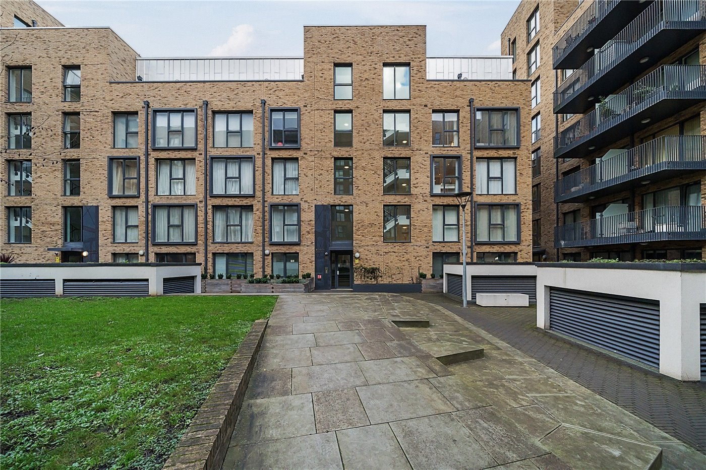 Flat Bolinder Way in Greater London