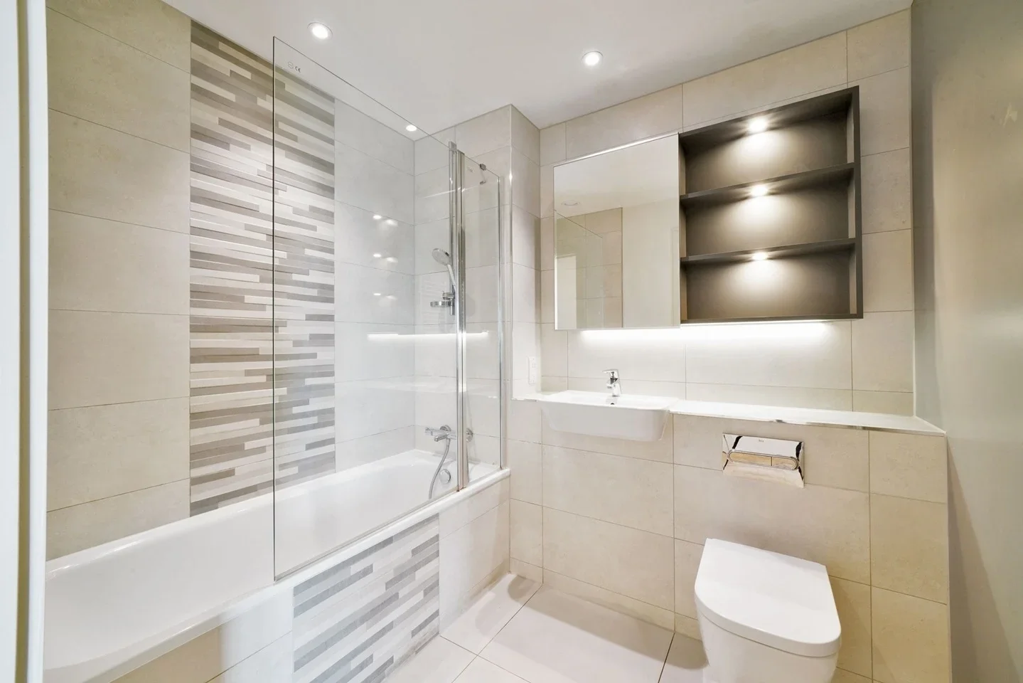 Flat Accolade Avenue in Greater London