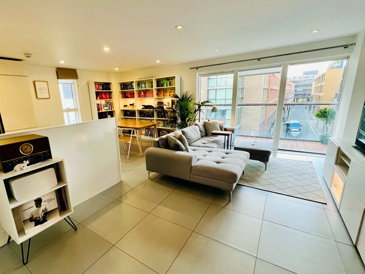 Flat Dance Square in Greater London