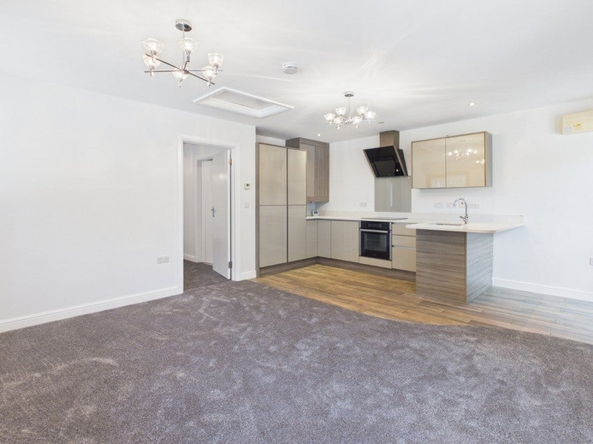 Flat Oxford Road in Gerrards Cross