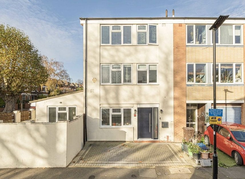 House Overton Close in Greater London