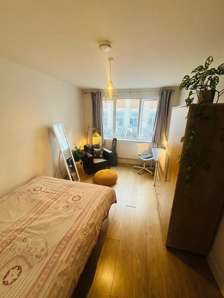 Room Mayes Road in Greater London