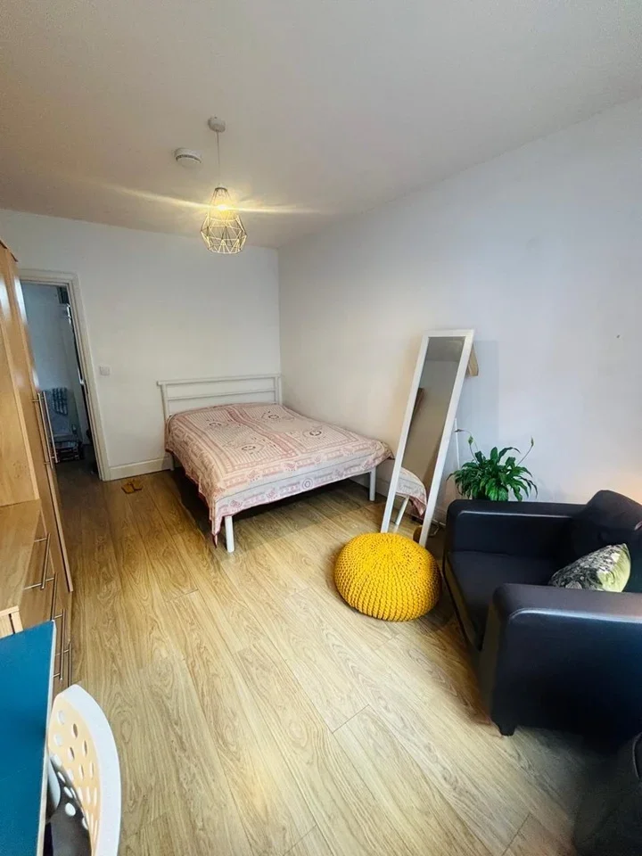 Room Mayes Road in Greater London