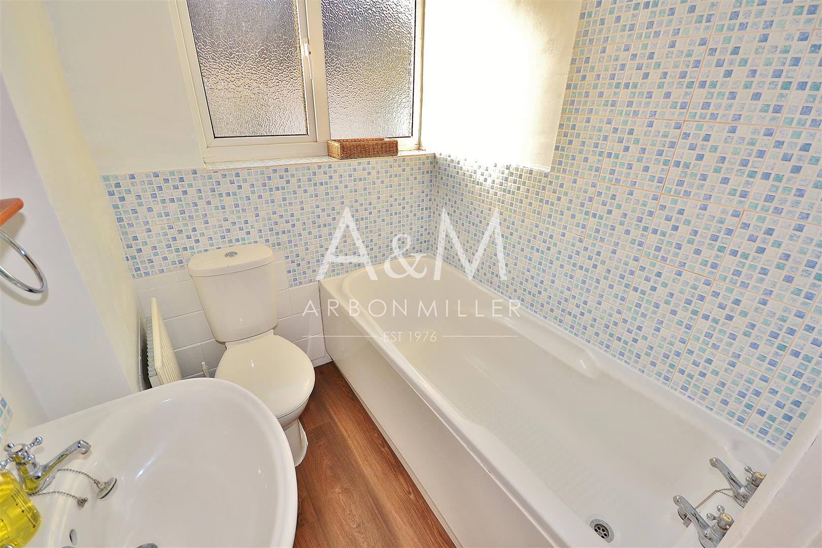 Room Fullwell Avenue in Greater London