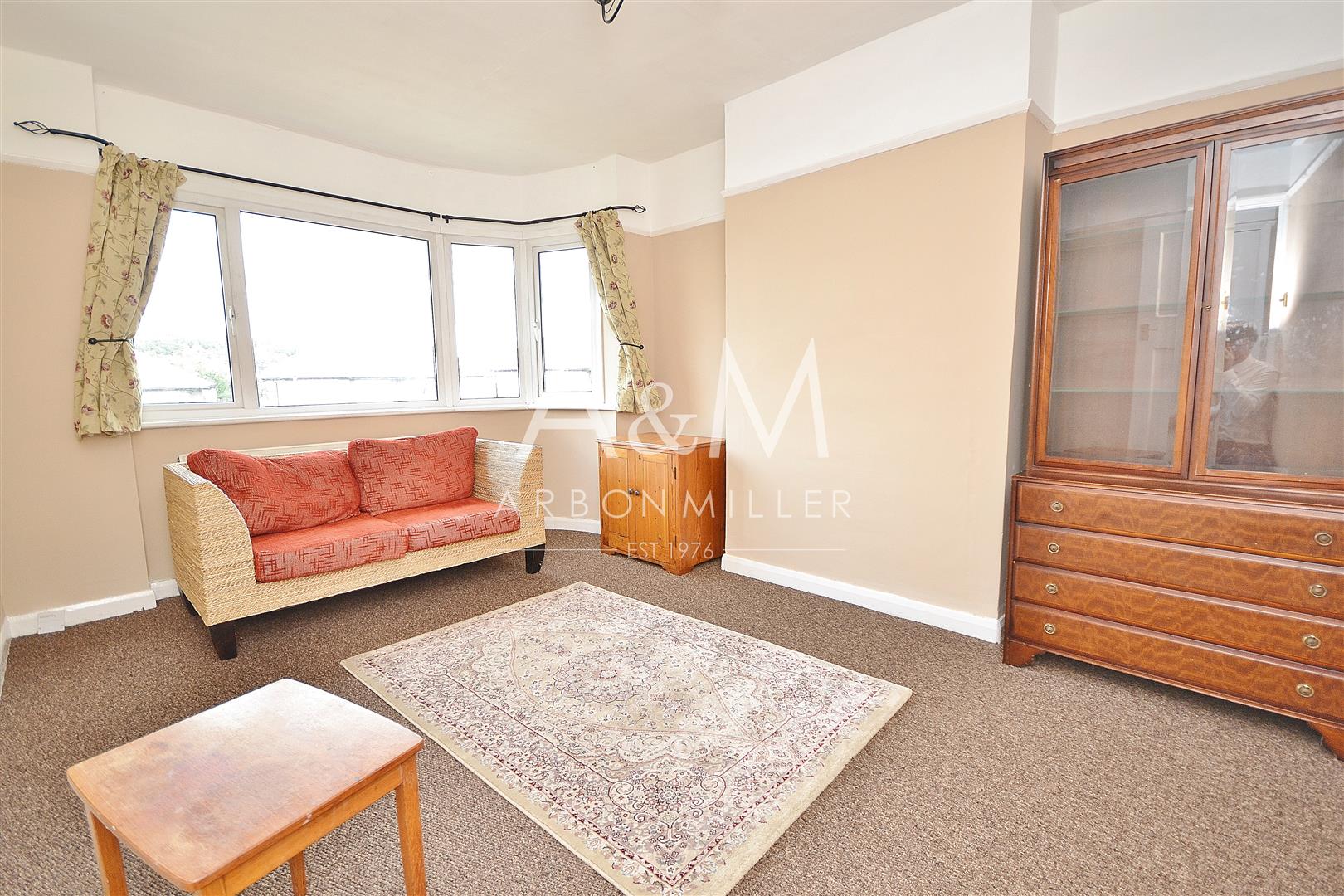 Room Fullwell Avenue in Greater London