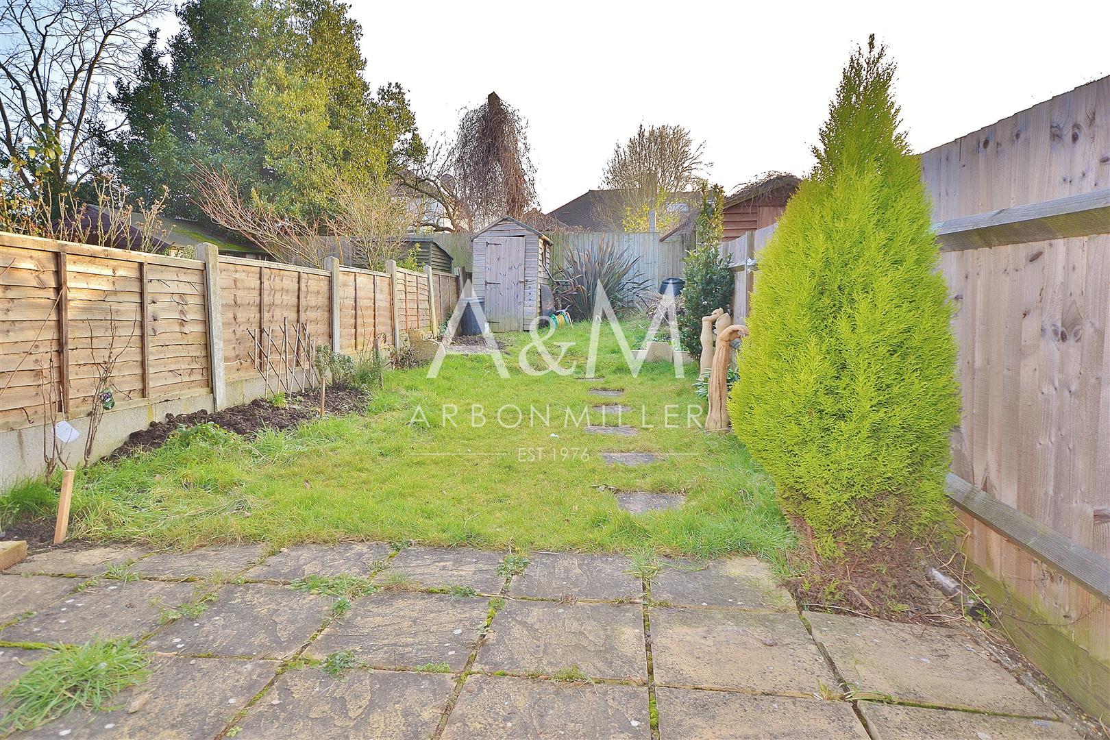 Room Fullwell Avenue in Greater London