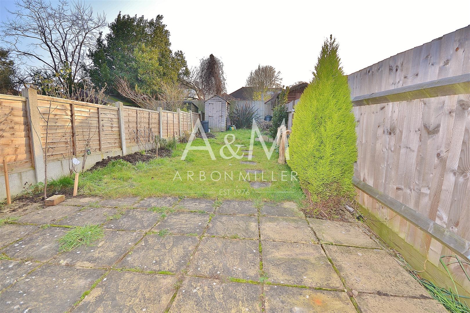 Room Fullwell Avenue in Greater London