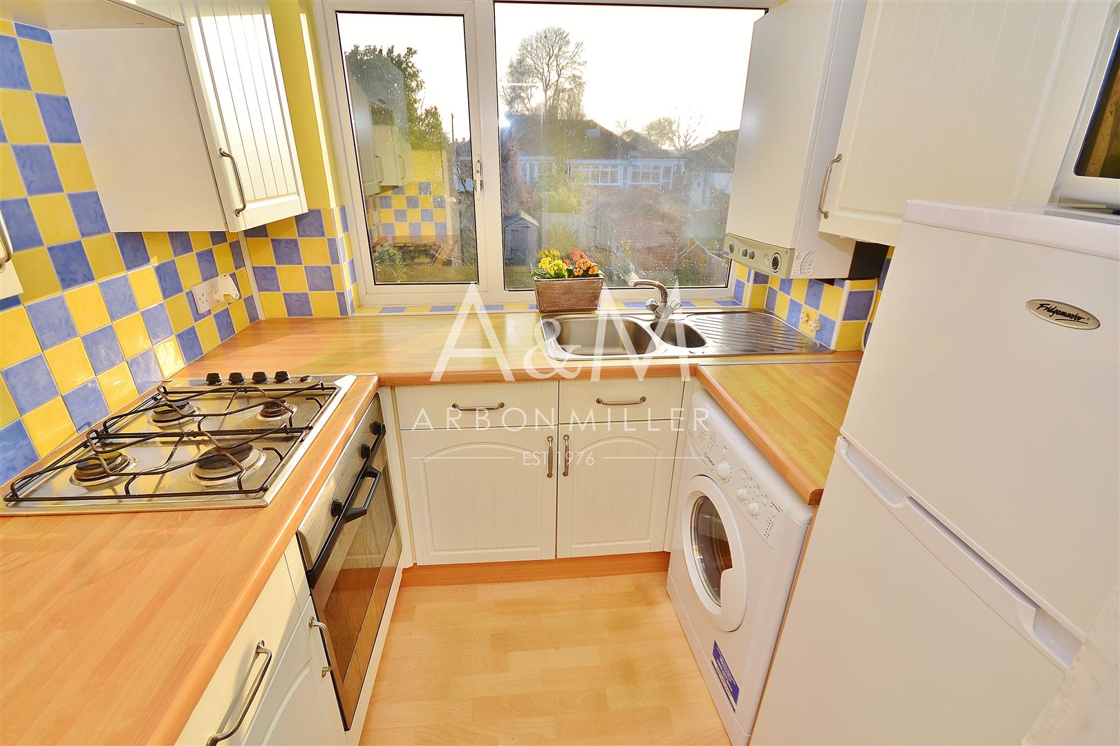 Room Fullwell Avenue in Greater London