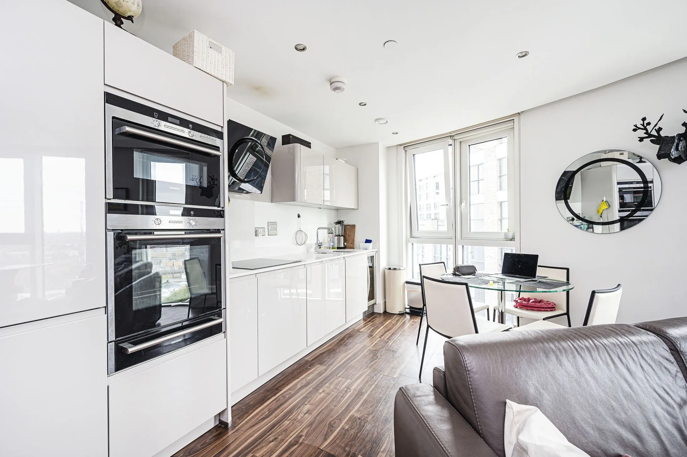 Flat Alie Street in Greater London