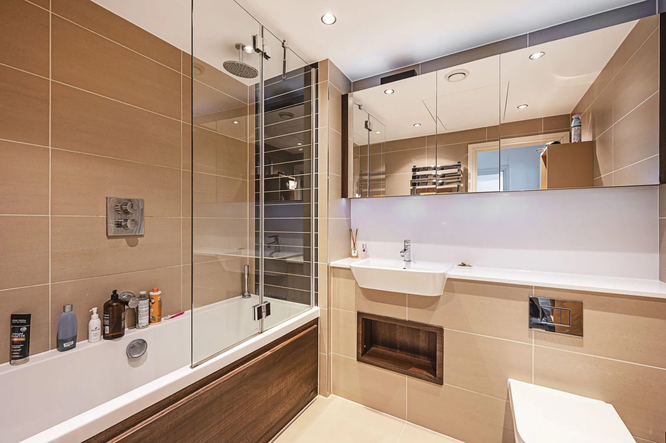Flat Alie Street in Greater London