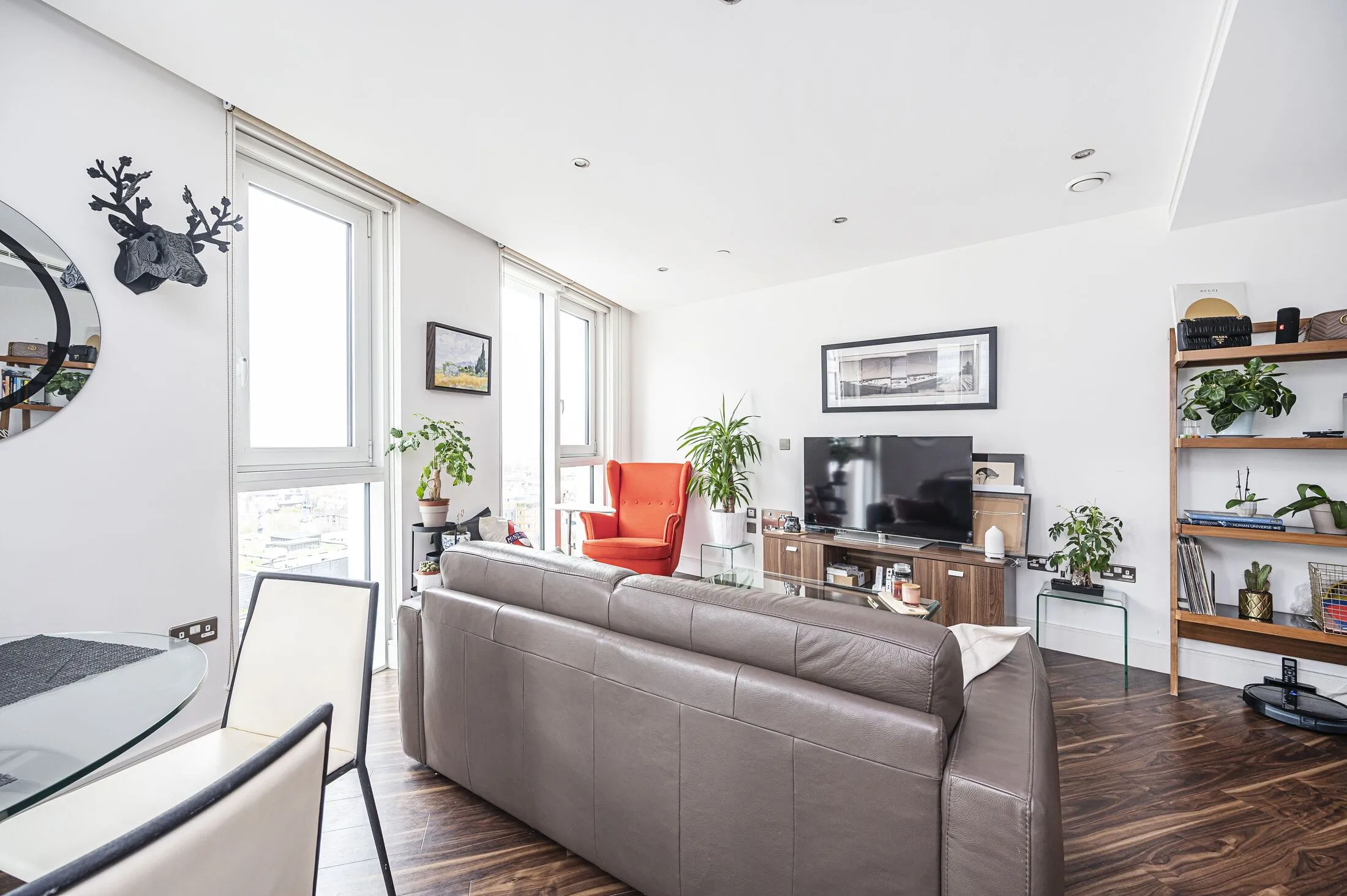 Flat Alie Street in Greater London