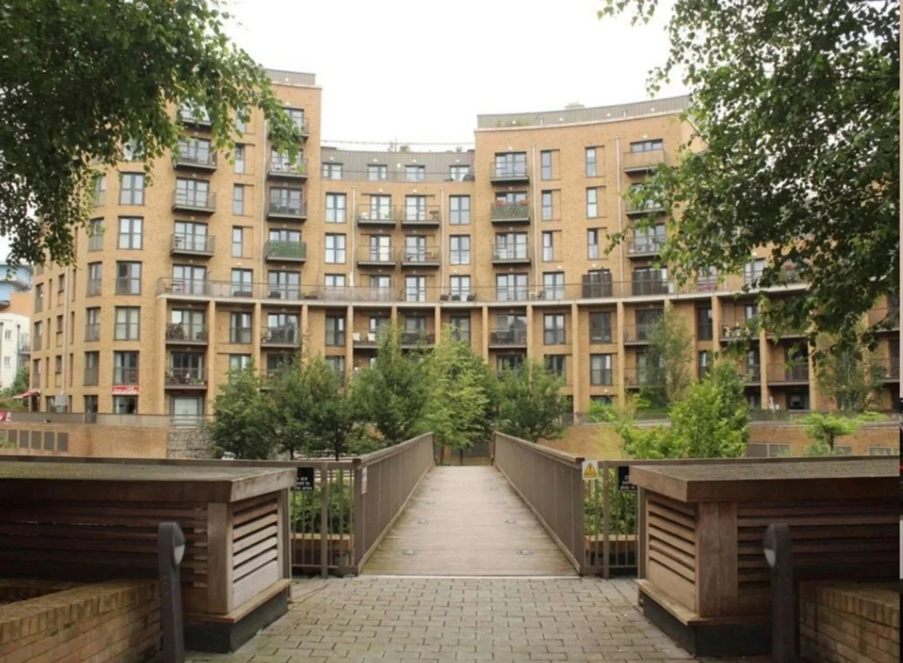 Flat Cabot Close in Greater London
