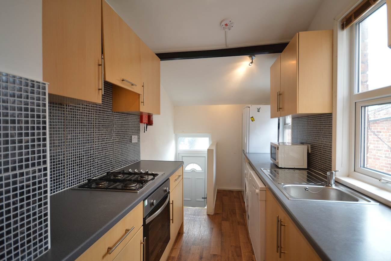 Flat Dinsdale Road in Newcastle upon Tyne