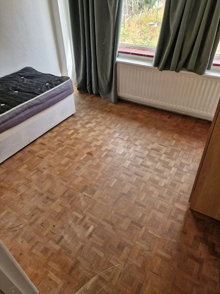 Room Woodcote Park Avenue in Greater London