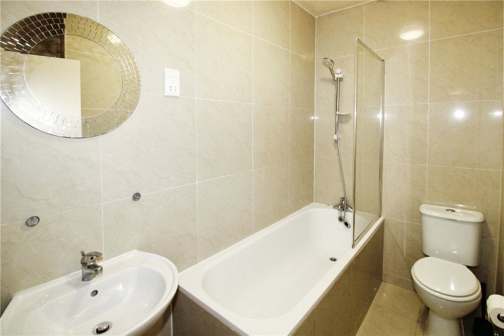 Flat Wimbledon Park Road in Greater London