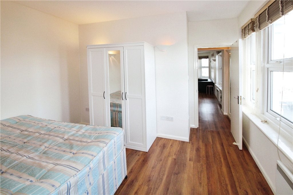 Flat Wimbledon Park Road in Greater London