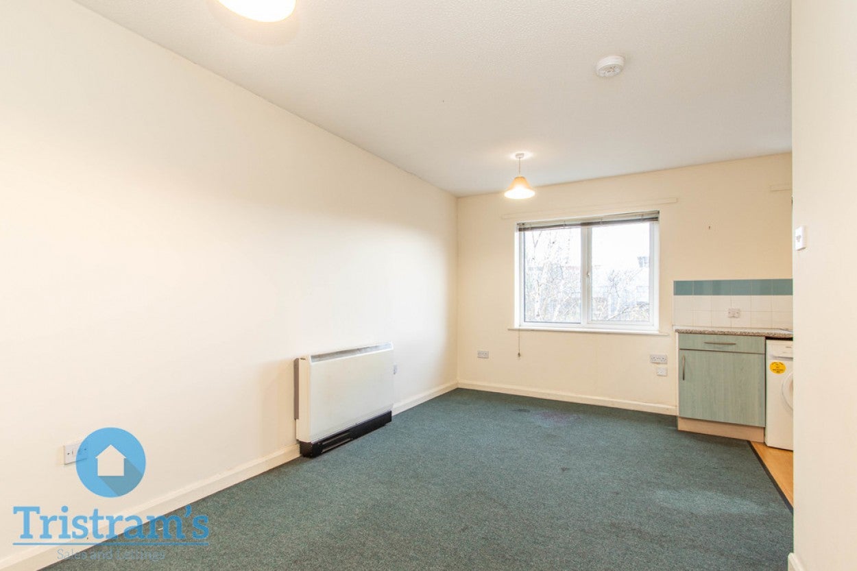 Flat Hawton Crescent in Nottingham