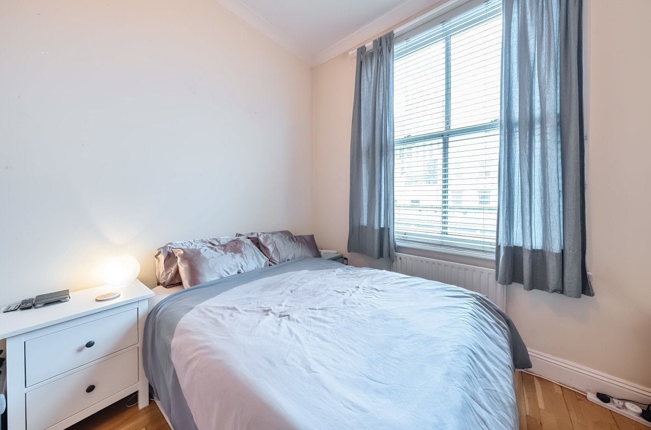 Flat Shakespeare Road in Greater London