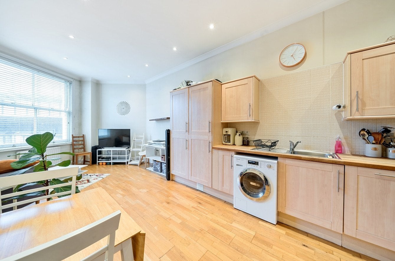 Flat Shakespeare Road in Greater London