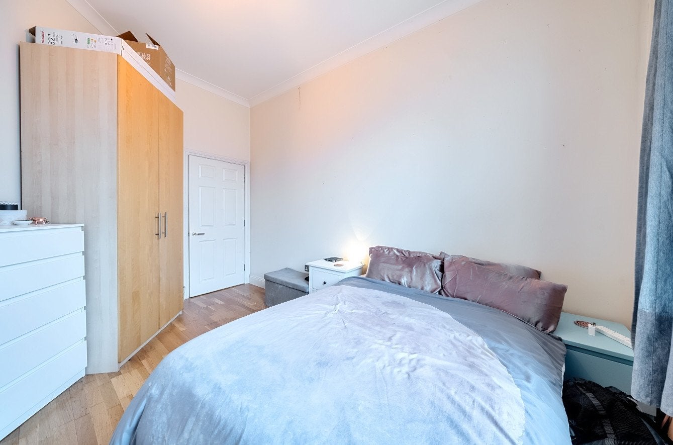 Flat Shakespeare Road in Greater London