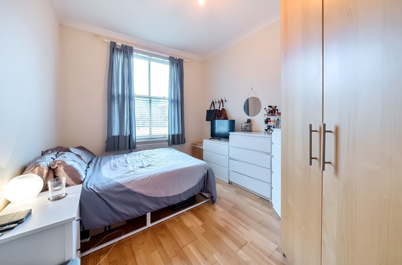 Flat Shakespeare Road in Greater London