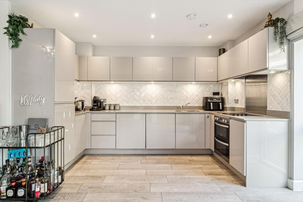 Flat St Clements Avenue in Greater London
