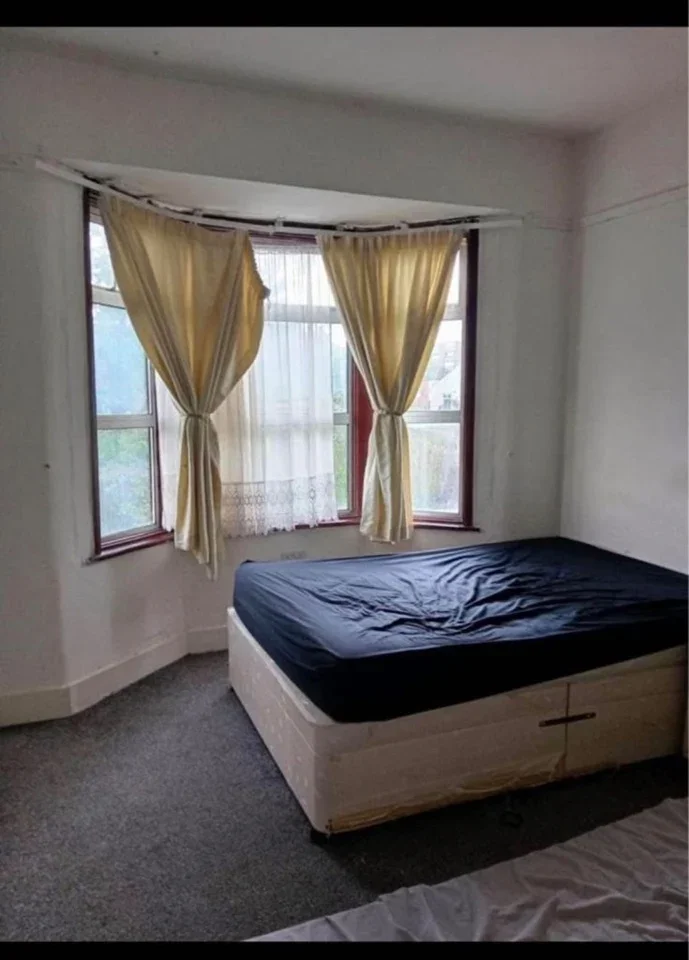 Room Byron Avenue in Greater London