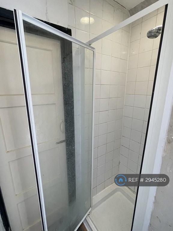 Room Deacons Hill Road in Hertsmere