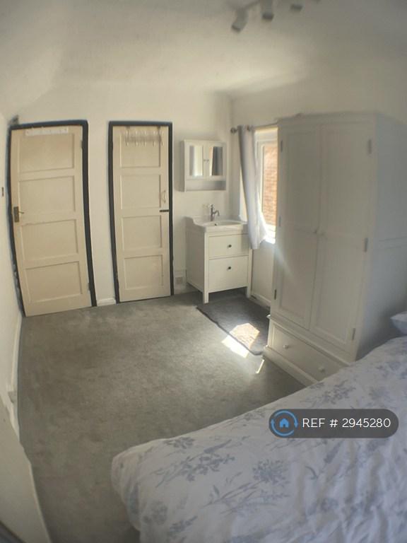 Room Deacons Hill Road in Hertsmere