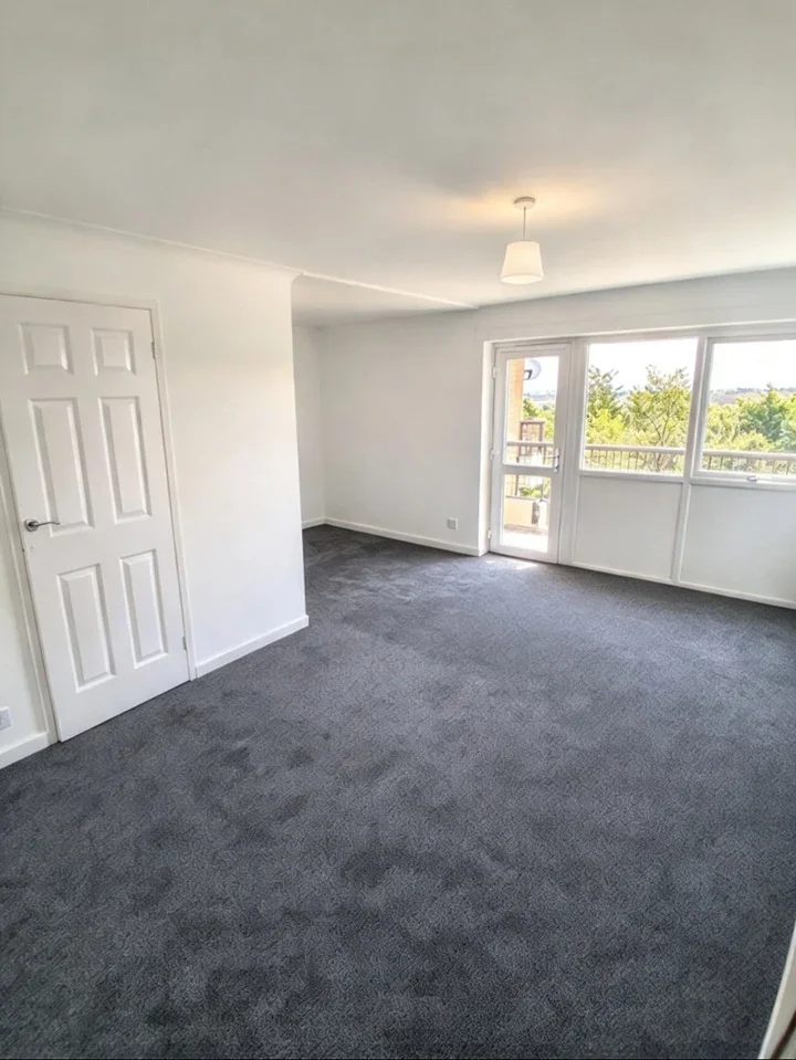 Flat Clover Way in Basildon