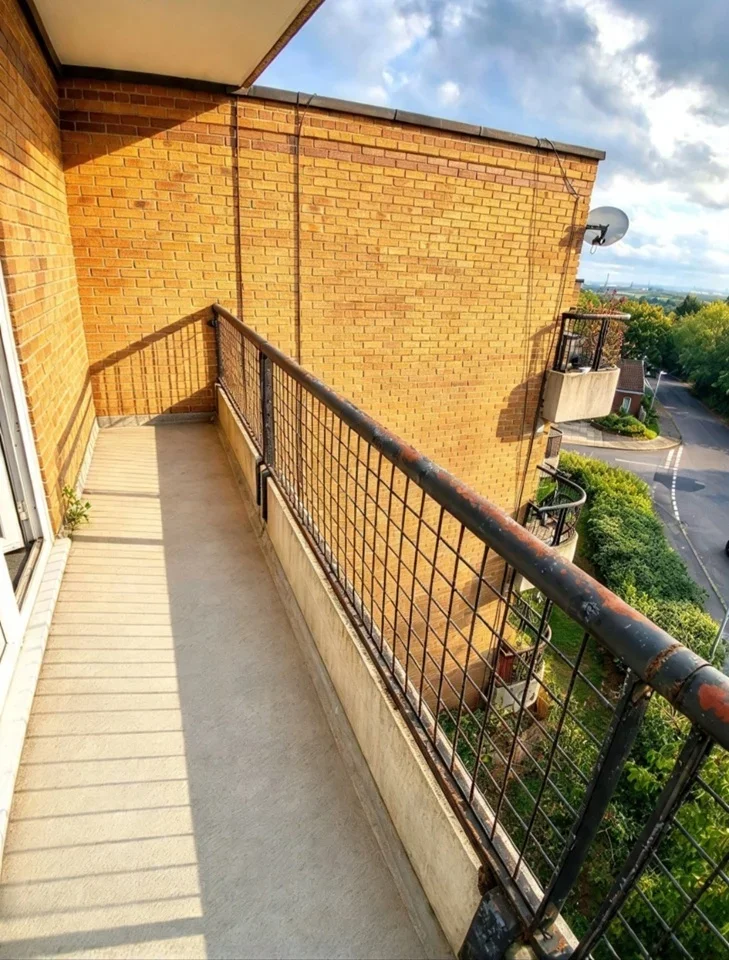 Flat Clover Way in Basildon