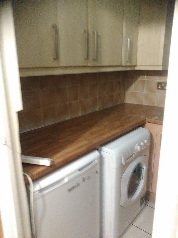 Room Royston Avenue in Woking