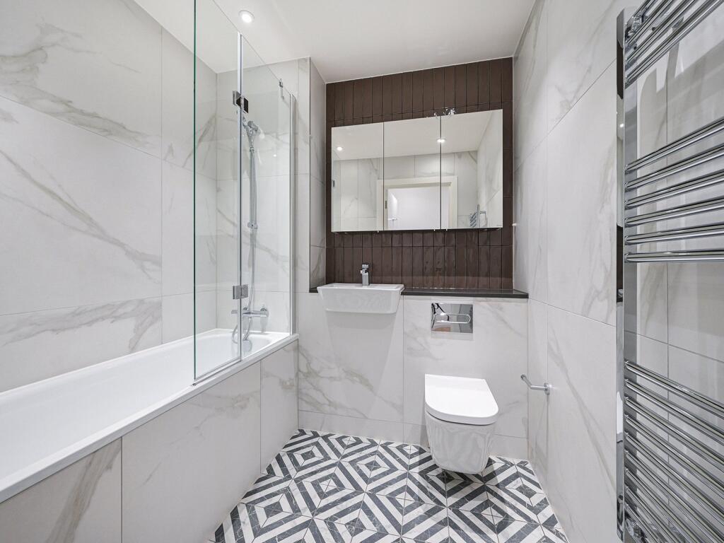 Flat Granville Close in Greater London