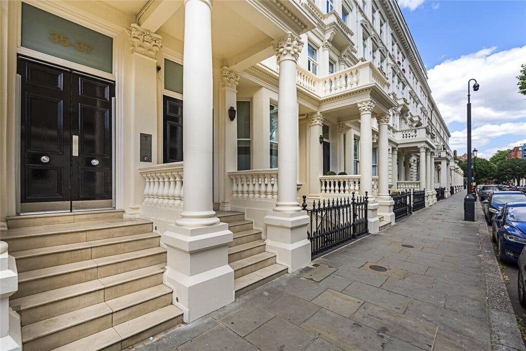 Flat Earl's Court Square in Greater London