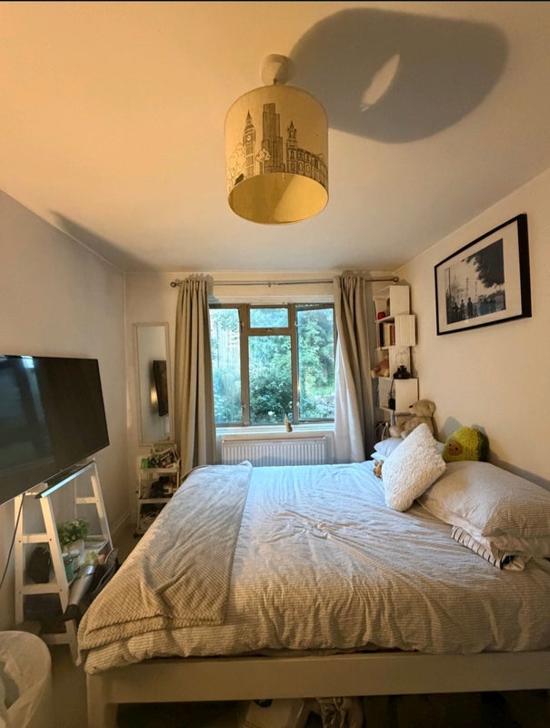 Room Cook's Road in Greater London