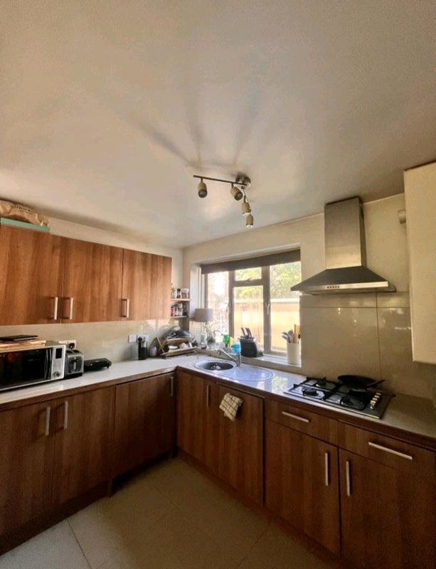 Room Cook's Road in Greater London