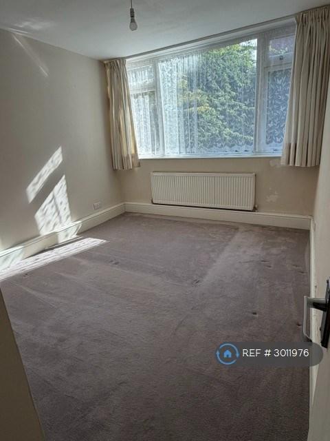 Flat Albemarle Road in Greater London
