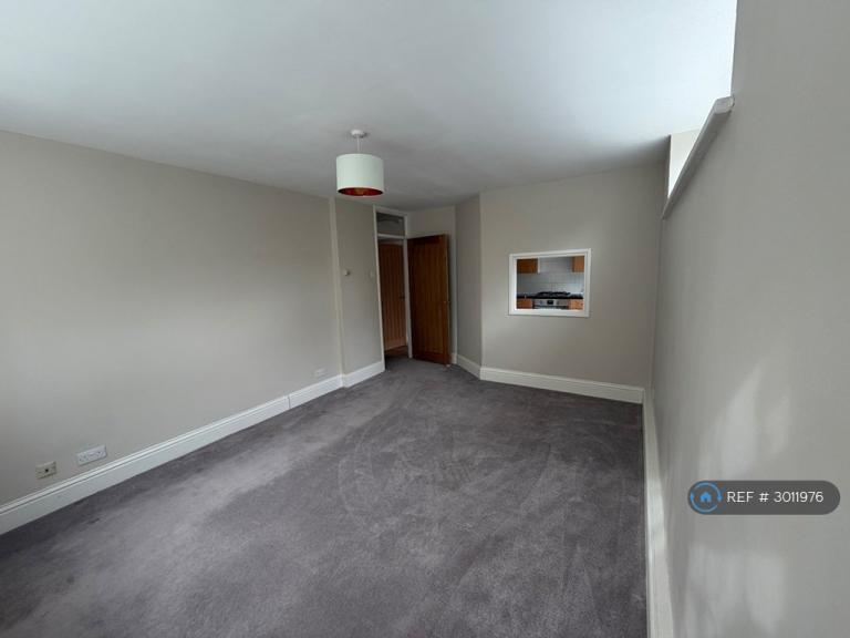 Flat Albemarle Road in Greater London
