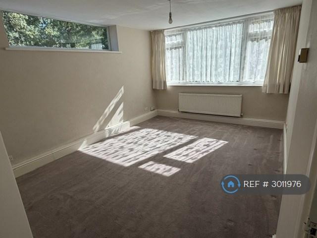 Flat Albemarle Road in Greater London