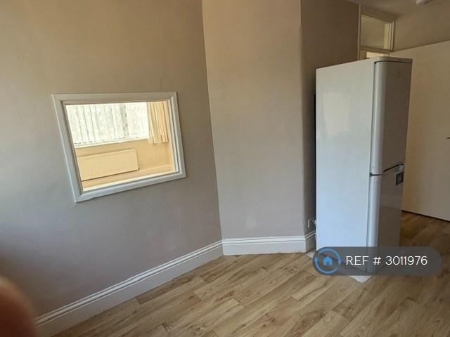 Flat Albemarle Road in Greater London