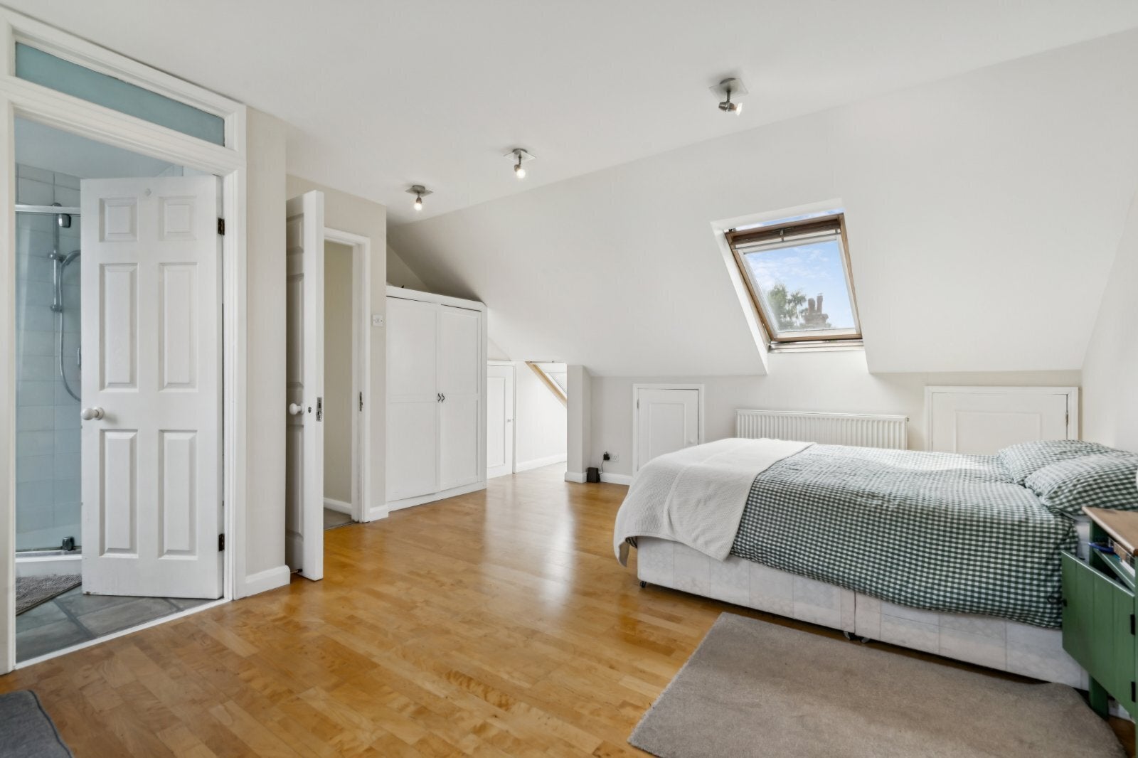 Flat Clavering Avenue in Greater London