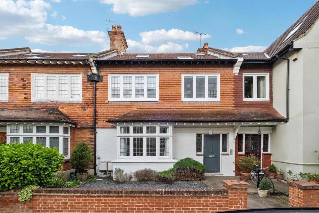 Flat Clavering Avenue in Greater London