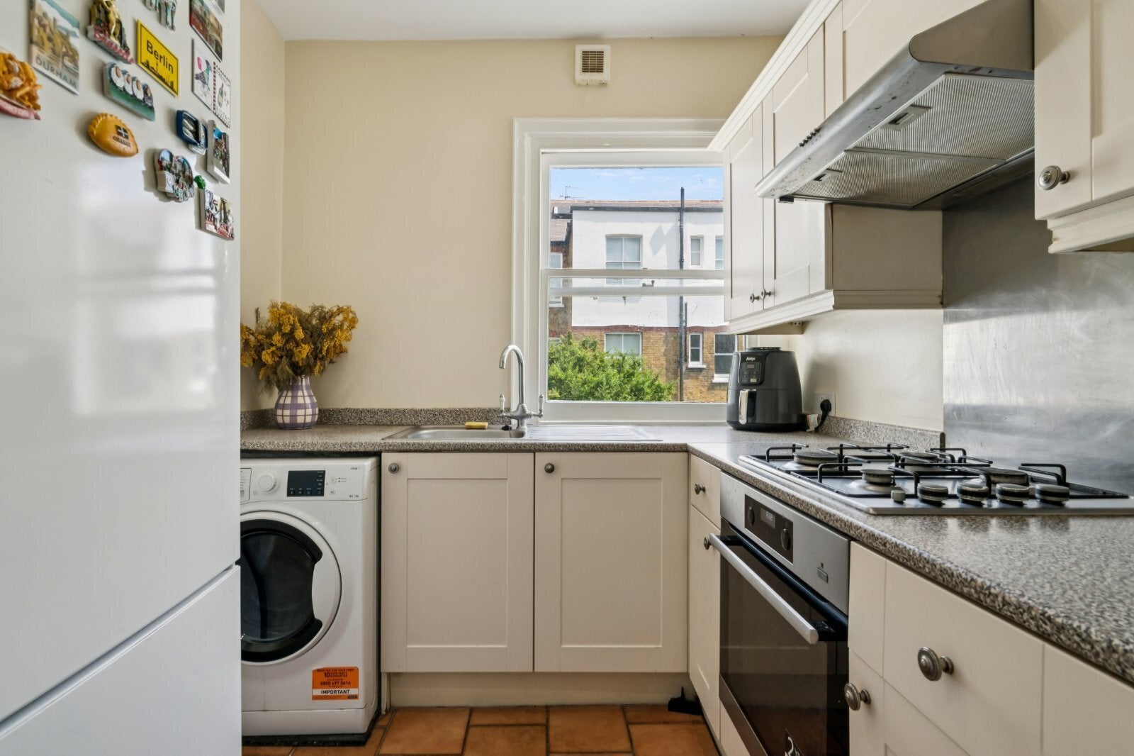 Flat Clavering Avenue in Greater London