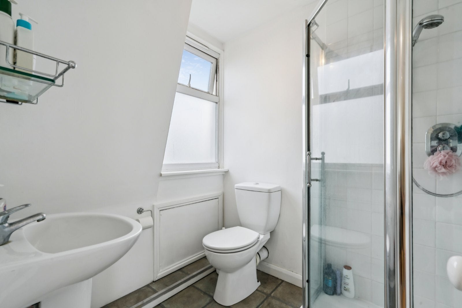 Flat Clavering Avenue in Greater London