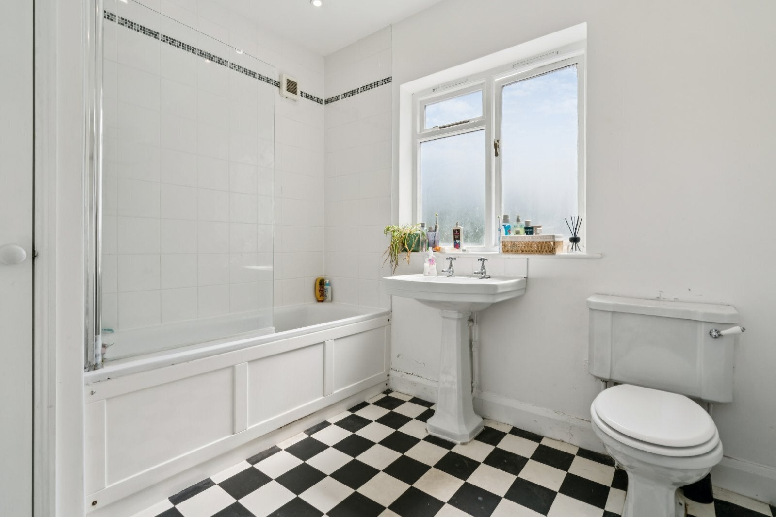 Flat Clavering Avenue in Greater London