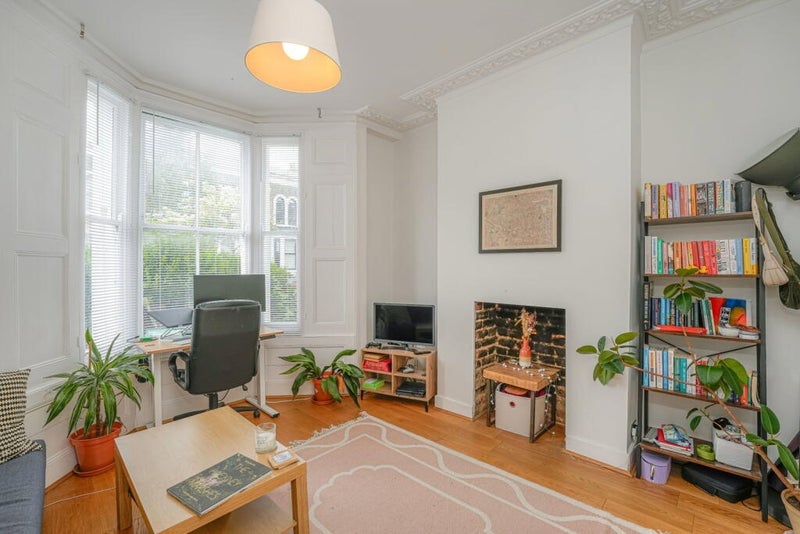 Flat Dunlace Road in Greater London